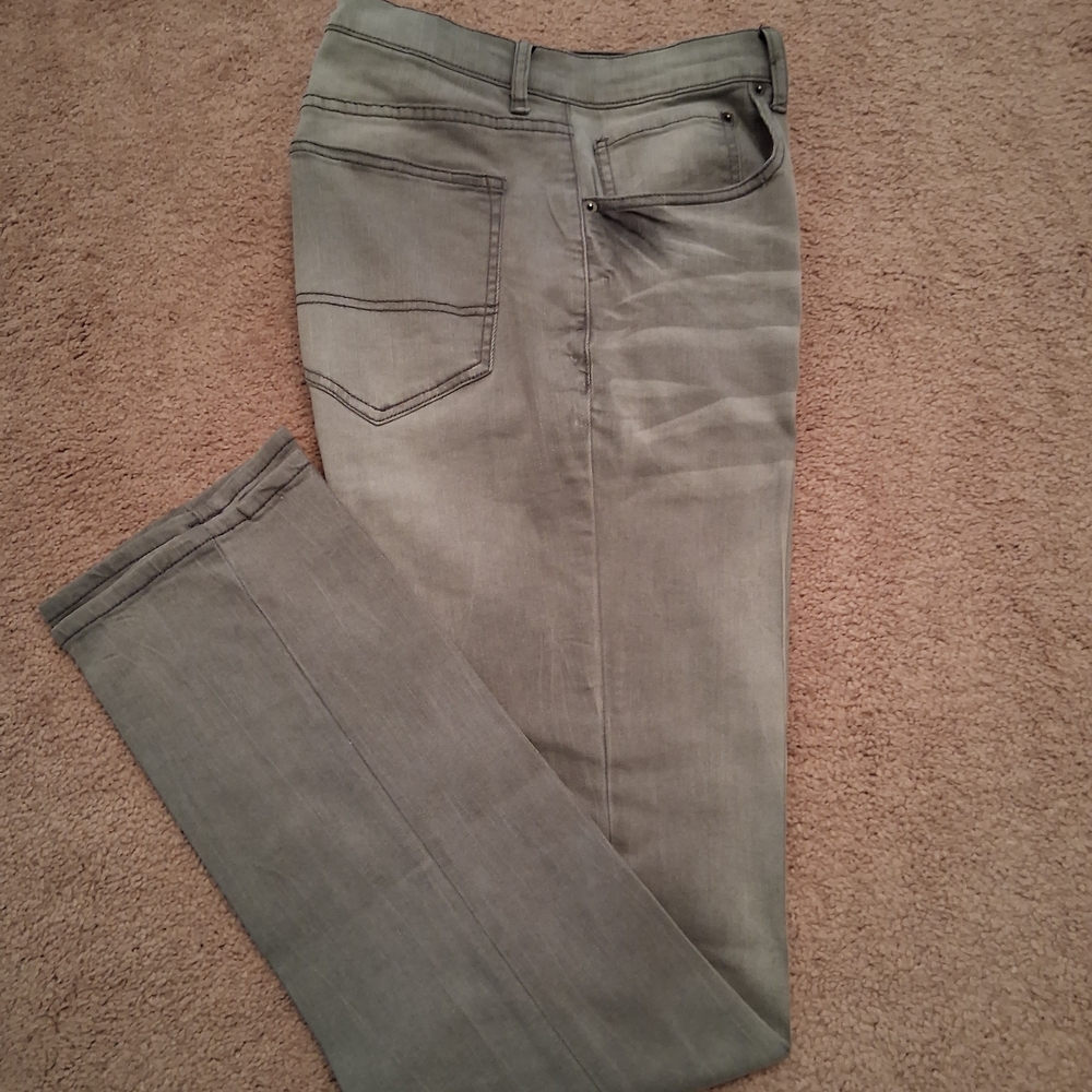 AMERICAN EAGLE ATHLETIC FIT JEANS (LIGHT GRAY)